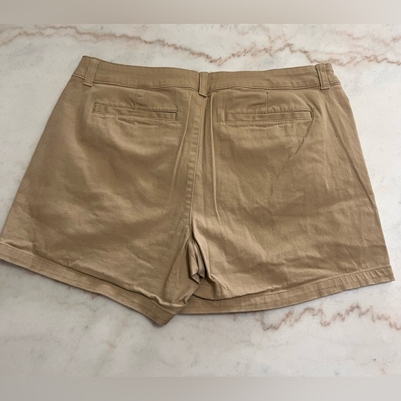 A.n.a Khaki Twill Flat Front Slash Pocket Size 12 Shorts 4” Inseam - Picture 2 of 4